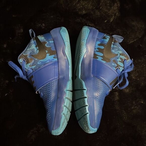 Nike Team Hustle Zoom Freak Basketball Shoes - Picture 8 of 9